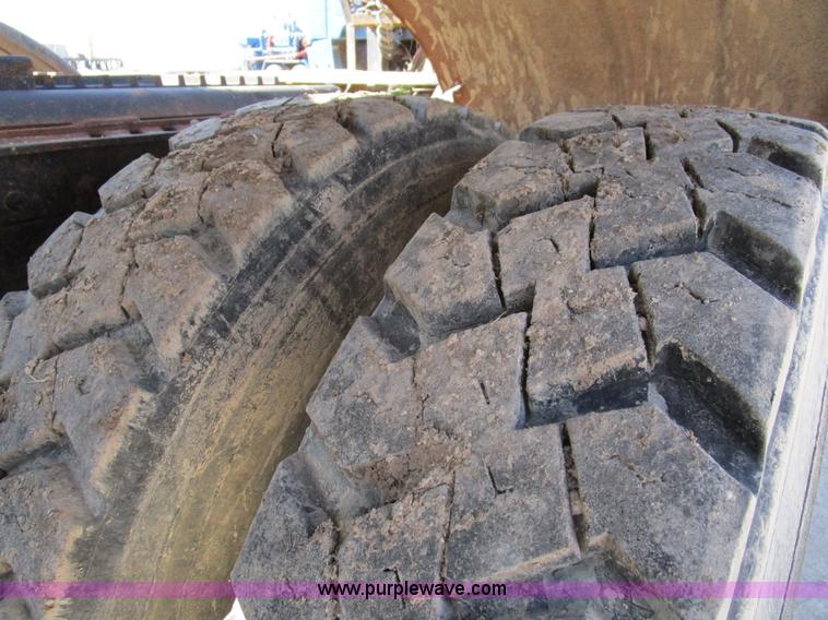 image for item D2352 1998 Ford AT9513 semi truck