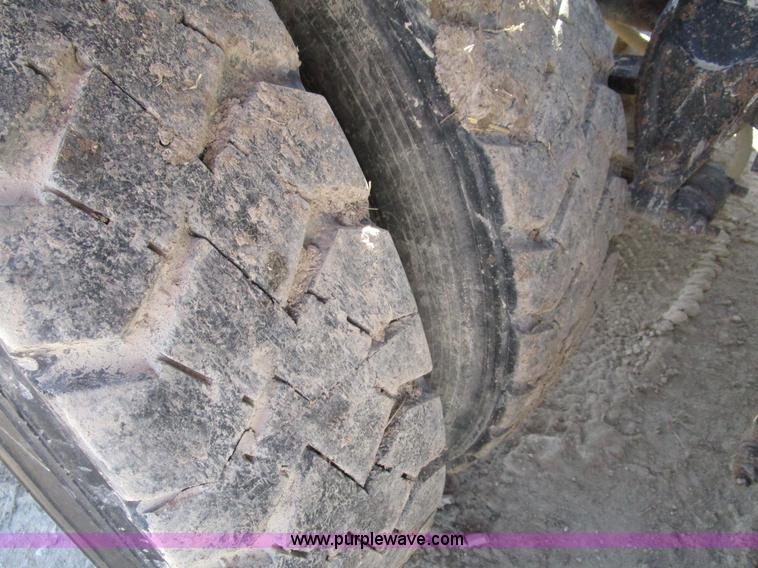 image for item D2352 1998 Ford AT9513 semi truck