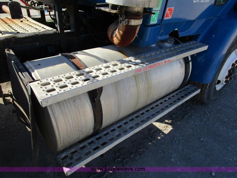 image for item D2352 1998 Ford AT9513 semi truck