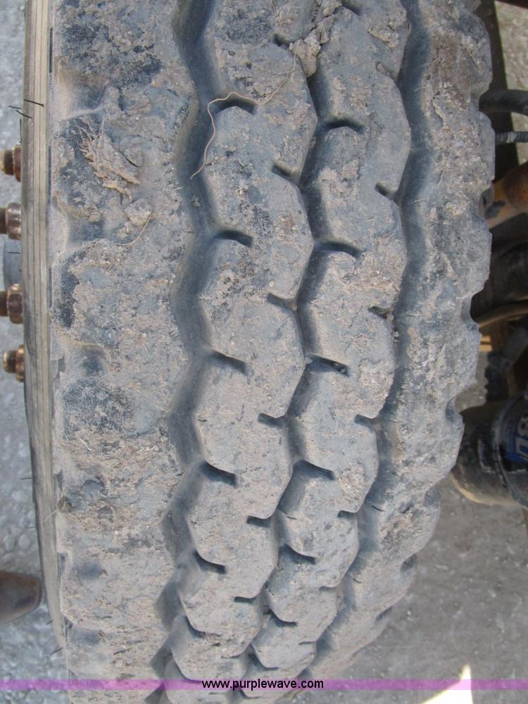 image for item D2352 1998 Ford AT9513 semi truck