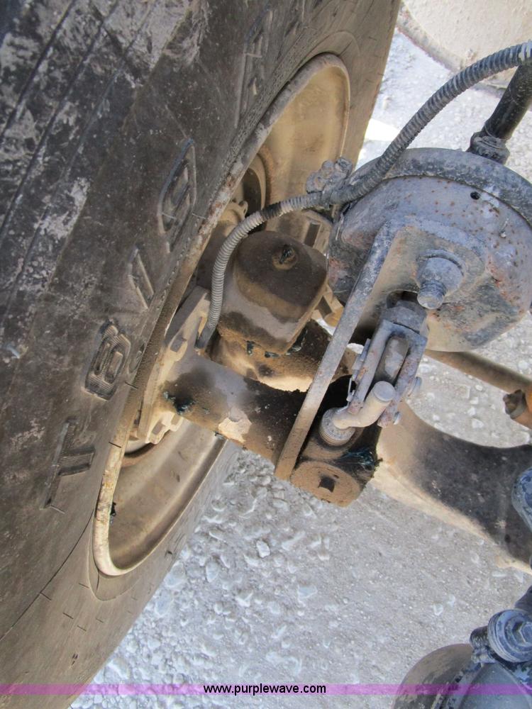 image for item D2352 1998 Ford AT9513 semi truck