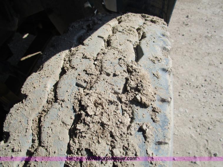 image for item D2352 1998 Ford AT9513 semi truck