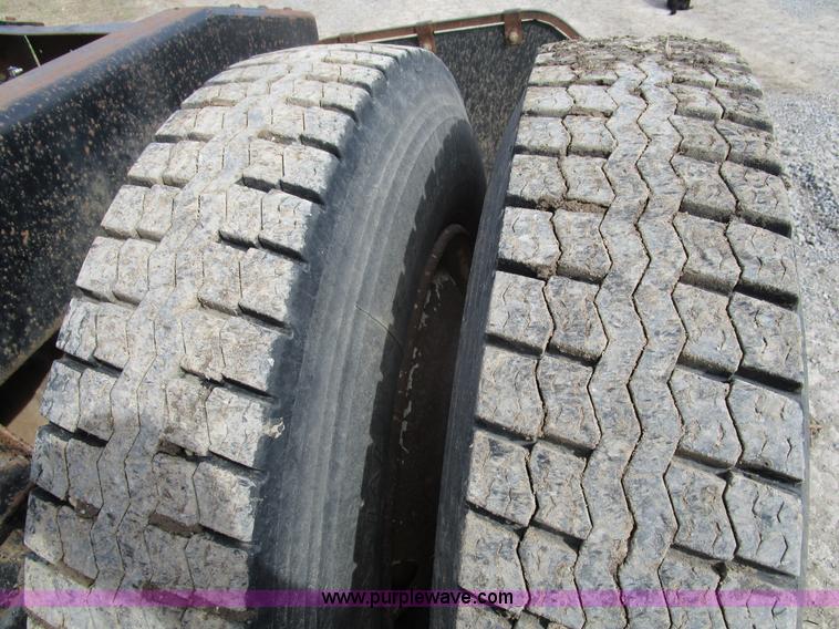 image for item D2366 1988 Freightliner FLC-64T semi truck