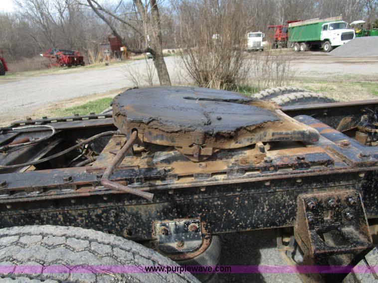 image for item D2366 1988 Freightliner FLC-64T semi truck