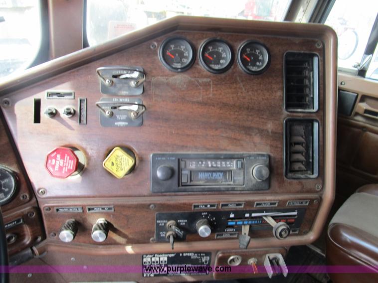image for item D2366 1988 Freightliner FLC-64T semi truck