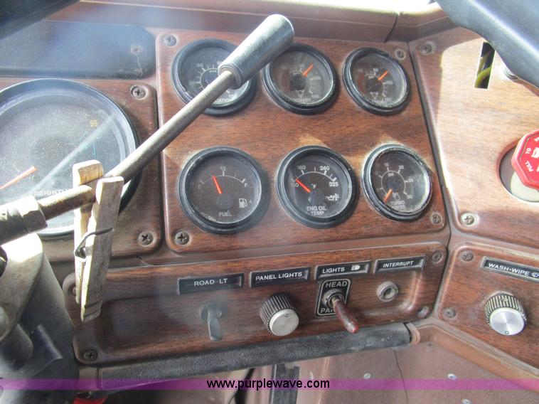 image for item D2366 1988 Freightliner FLC-64T semi truck