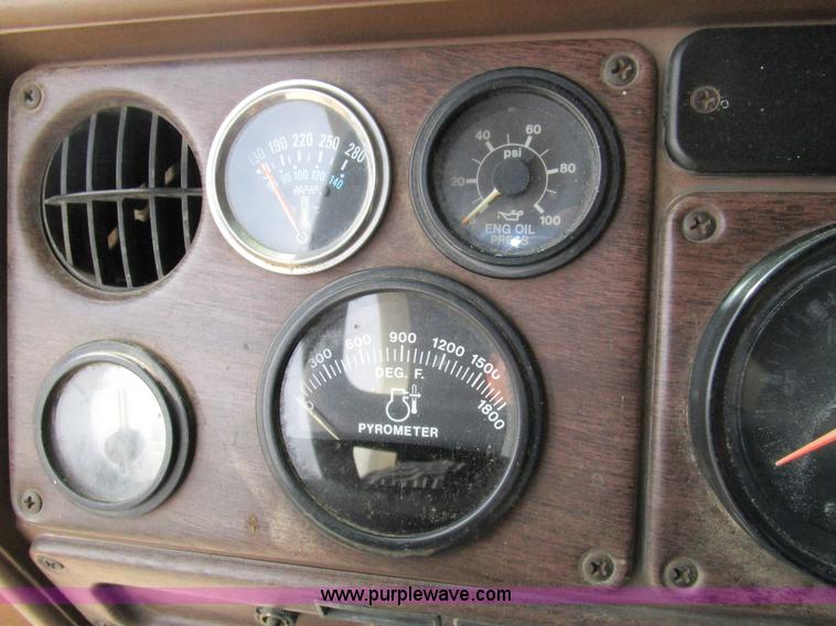 image for item D2366 1988 Freightliner FLC-64T semi truck