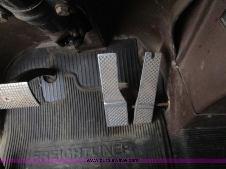 image for item D2366 1988 Freightliner FLC-64T semi truck