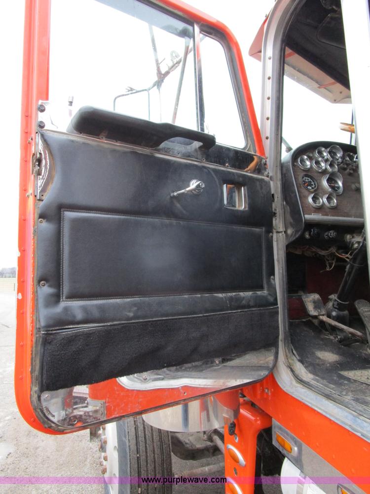 image for item D2369 1981 Peterbilt 359 semi truck