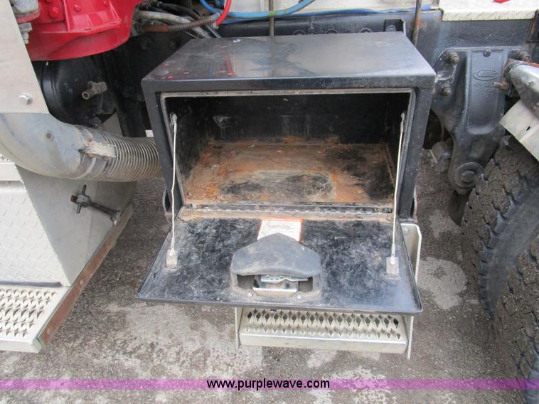 image for item D2370 1999 Peterbilt 379 semi truck