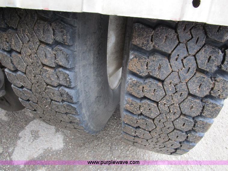 image for item D2370 1999 Peterbilt 379 semi truck