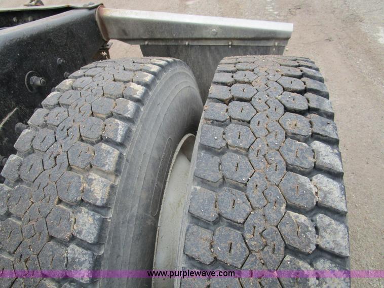 image for item D2370 1999 Peterbilt 379 semi truck