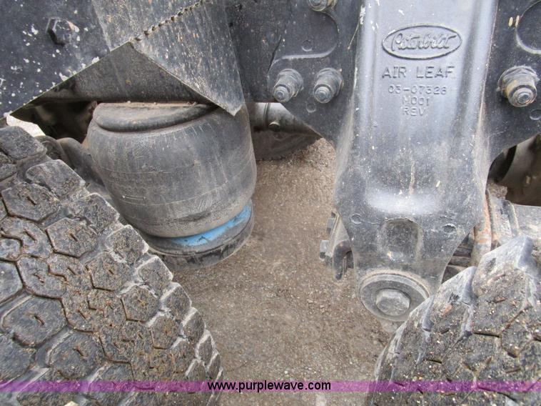 image for item D2370 1999 Peterbilt 379 semi truck