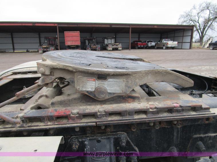 image for item D2370 1999 Peterbilt 379 semi truck