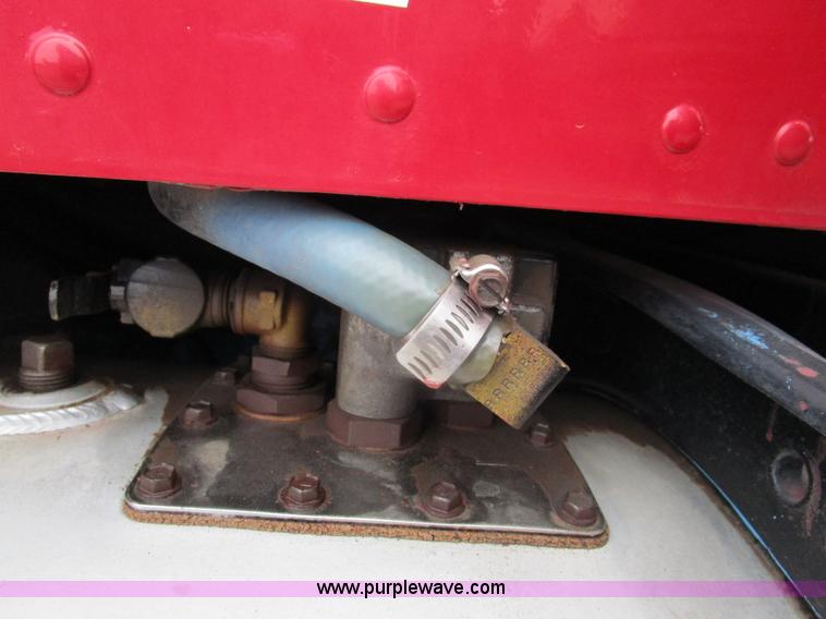 image for item D2370 1999 Peterbilt 379 semi truck