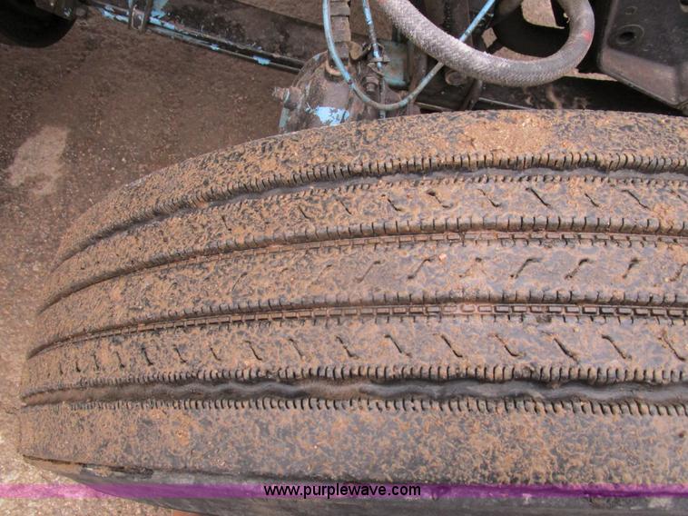 image for item D2370 1999 Peterbilt 379 semi truck