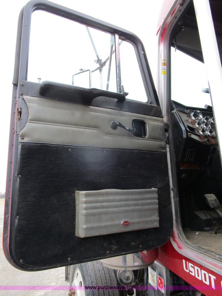 image for item D2370 1999 Peterbilt 379 semi truck