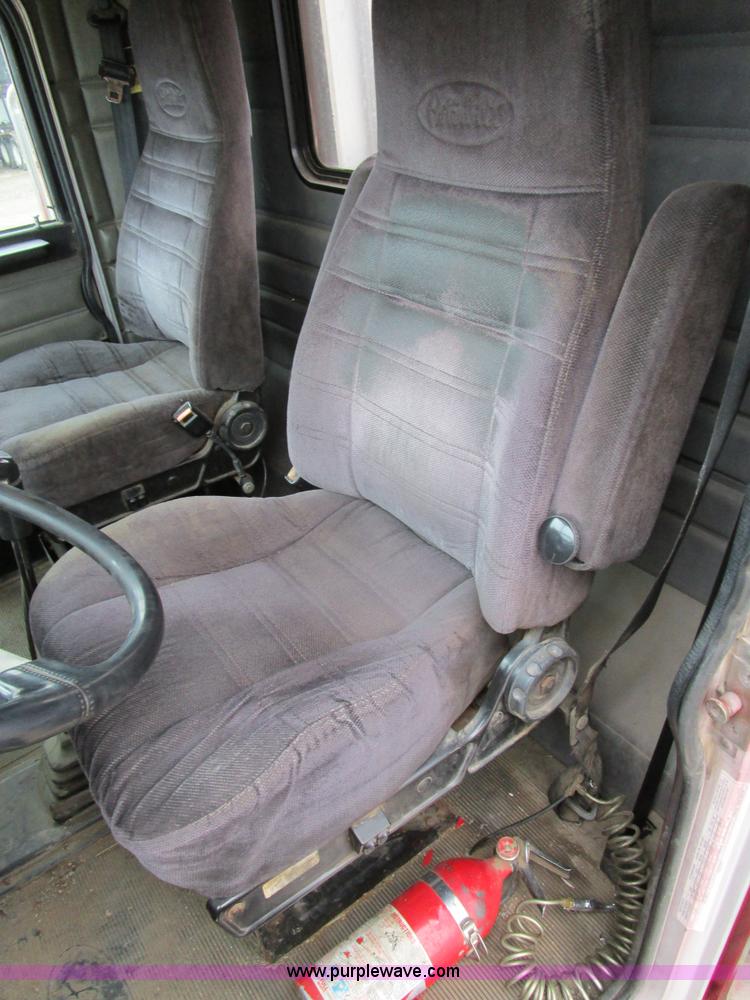 image for item D2370 1999 Peterbilt 379 semi truck