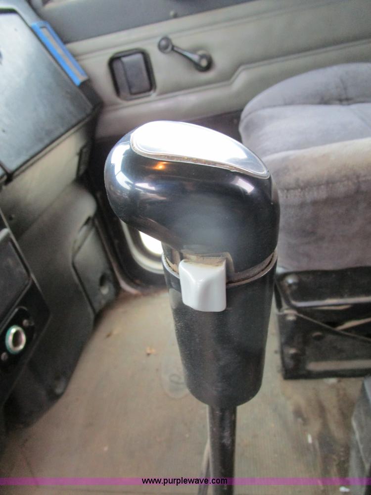 image for item D2370 1999 Peterbilt 379 semi truck