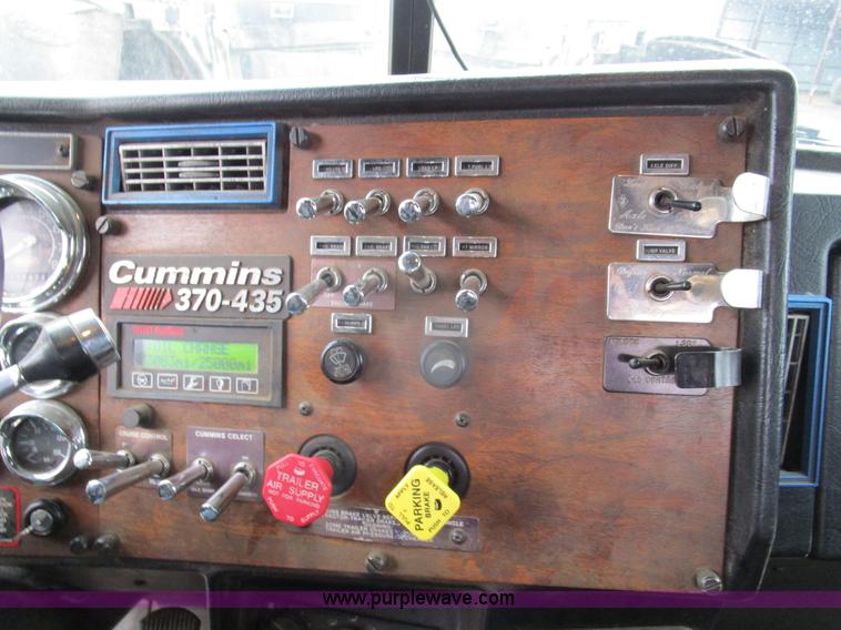 image for item D2370 1999 Peterbilt 379 semi truck