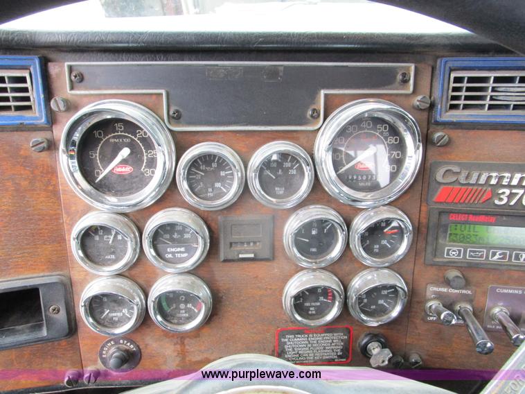 image for item D2370 1999 Peterbilt 379 semi truck