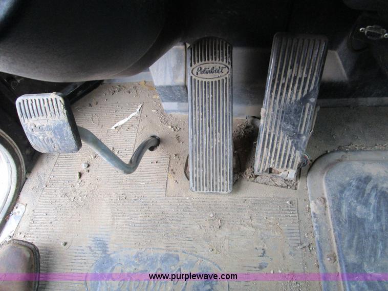 image for item D2370 1999 Peterbilt 379 semi truck