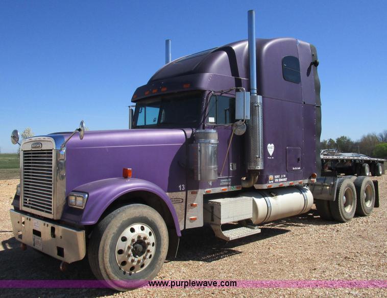 image for item D2395 2005 Freightliner FLD132 XL Classic semi truck