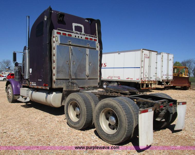 image for item D2395 2005 Freightliner FLD132 XL Classic semi truck