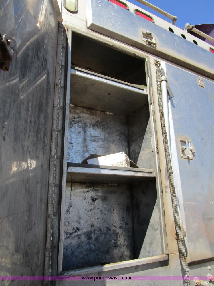 image for item D2395 2005 Freightliner FLD132 XL Classic semi truck