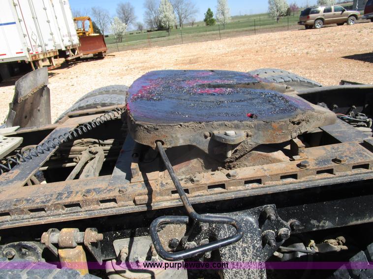 image for item D2395 2005 Freightliner FLD132 XL Classic semi truck