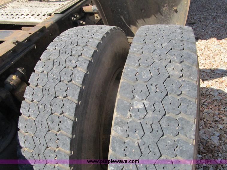 image for item D2395 2005 Freightliner FLD132 XL Classic semi truck