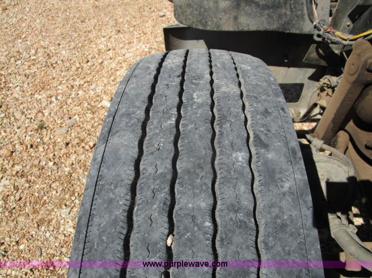 image for item D2395 2005 Freightliner FLD132 XL Classic semi truck