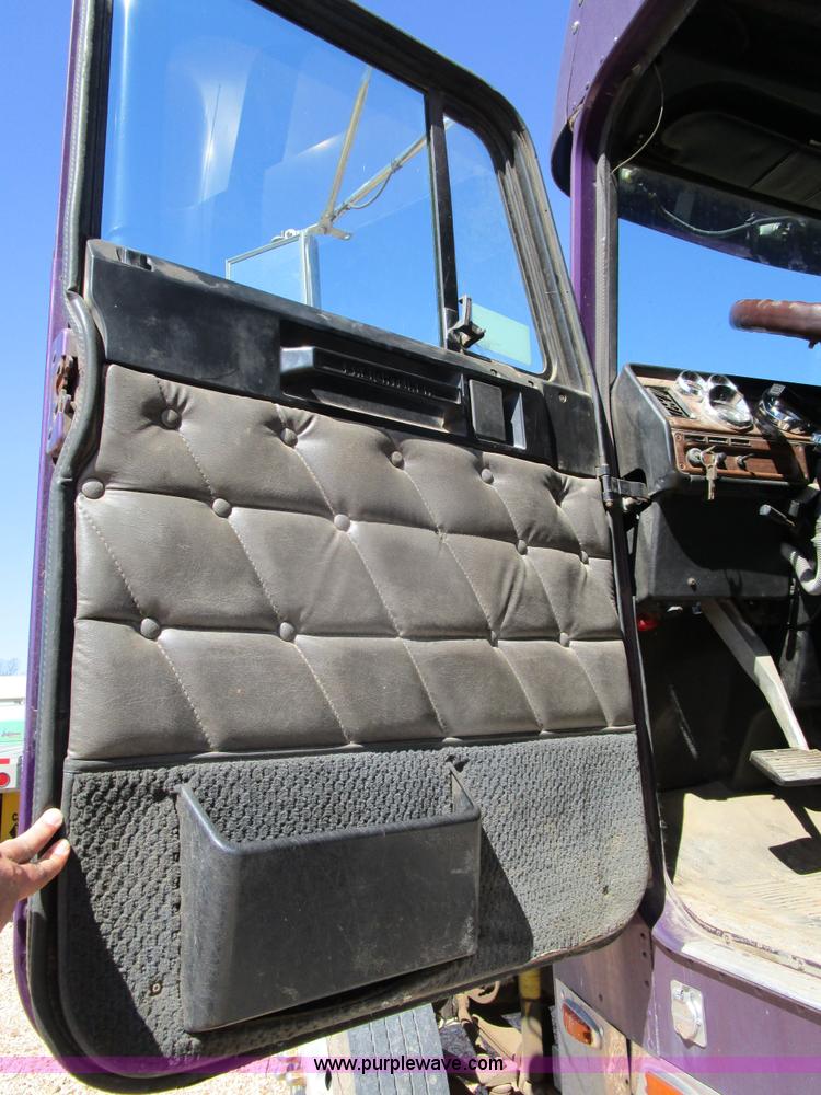 image for item D2395 2005 Freightliner FLD132 XL Classic semi truck