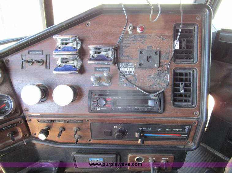 image for item D2395 2005 Freightliner FLD132 XL Classic semi truck