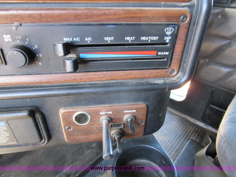 image for item D2395 2005 Freightliner FLD132 XL Classic semi truck