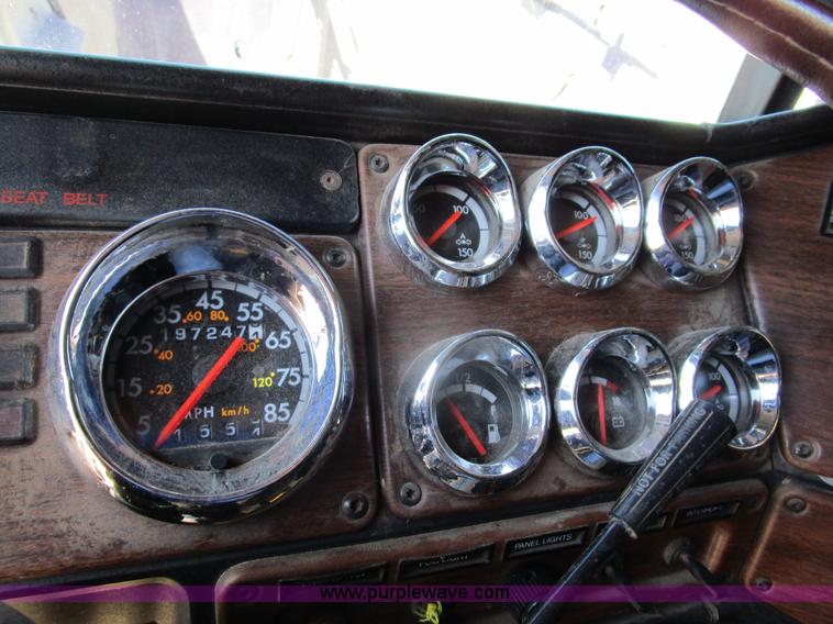 image for item D2395 2005 Freightliner FLD132 XL Classic semi truck