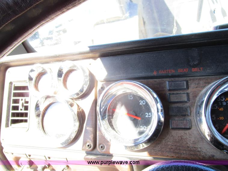 image for item D2395 2005 Freightliner FLD132 XL Classic semi truck