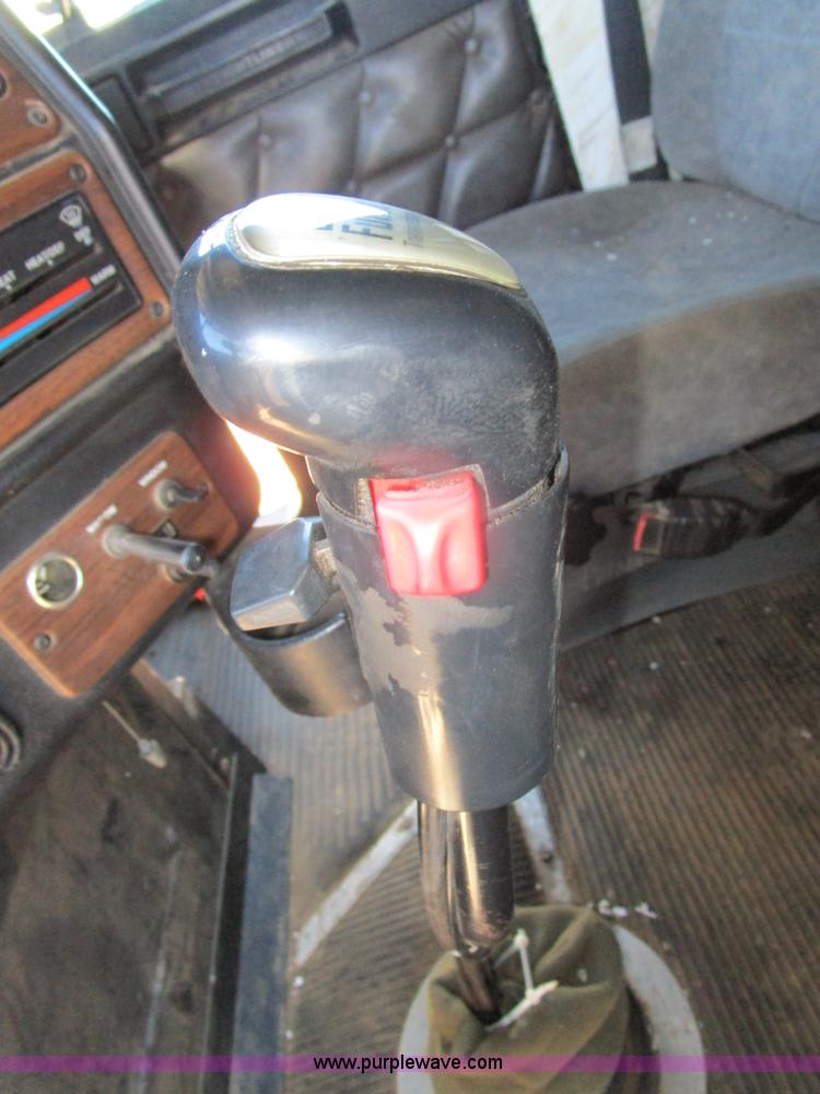 image for item D2395 2005 Freightliner FLD132 XL Classic semi truck