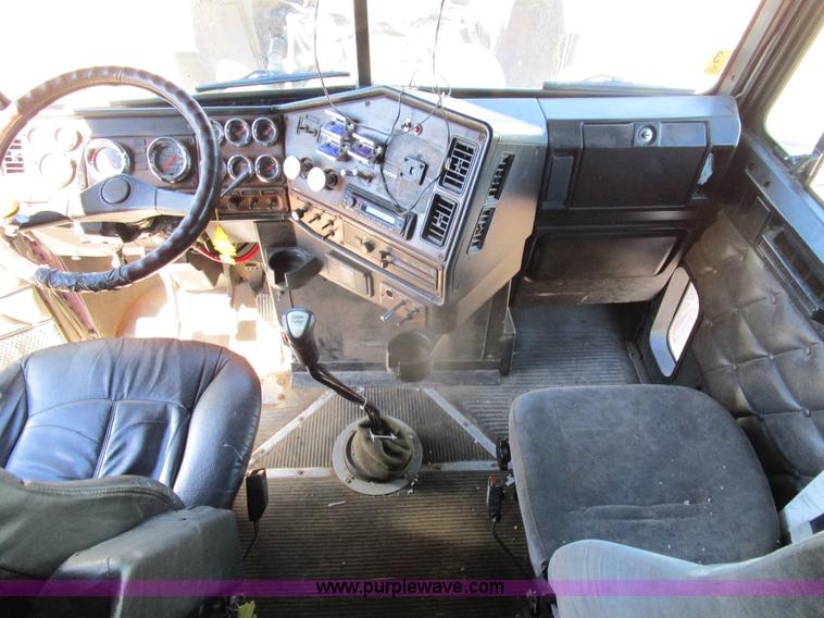 image for item D2395 2005 Freightliner FLD132 XL Classic semi truck