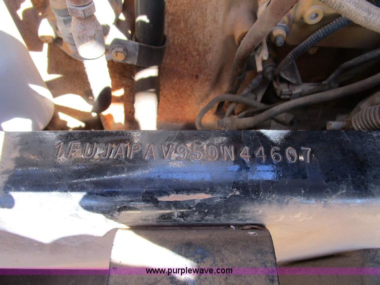 image for item D2395 2005 Freightliner FLD132 XL Classic semi truck