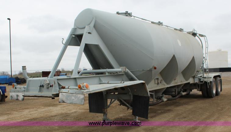 image for item F7584 1982 Fruehauf pneumatic trailer