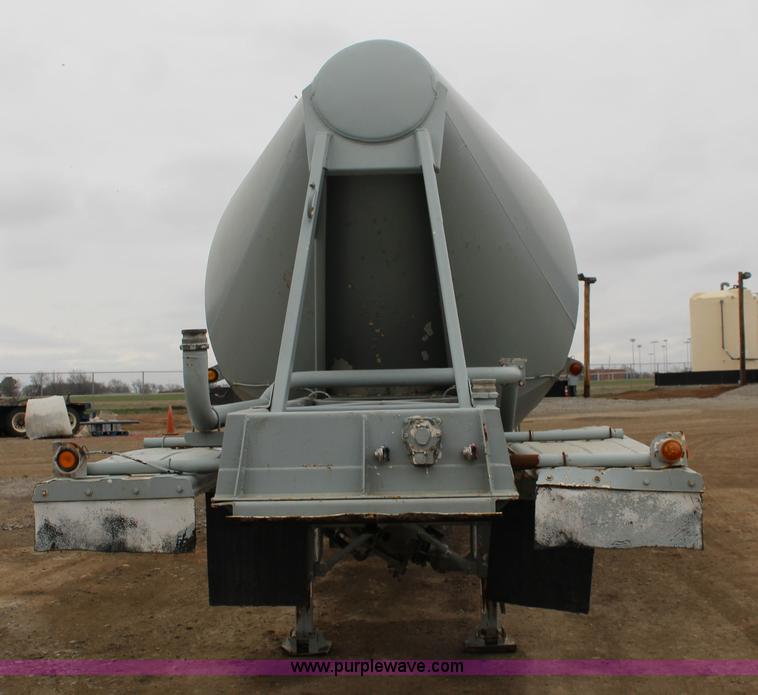 image for item F7584 1982 Fruehauf pneumatic trailer