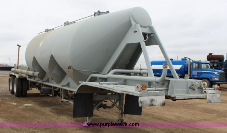 image for item F7584 1982 Fruehauf pneumatic trailer