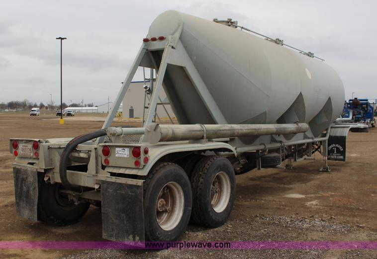 image for item F7584 1982 Fruehauf pneumatic trailer