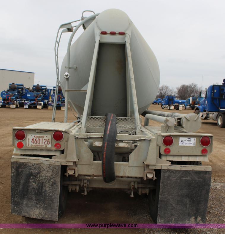 image for item F7584 1982 Fruehauf pneumatic trailer