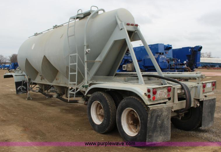 image for item F7584 1982 Fruehauf pneumatic trailer