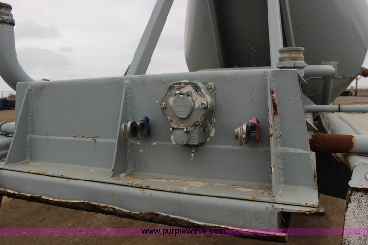 image for item F7584 1982 Fruehauf pneumatic trailer