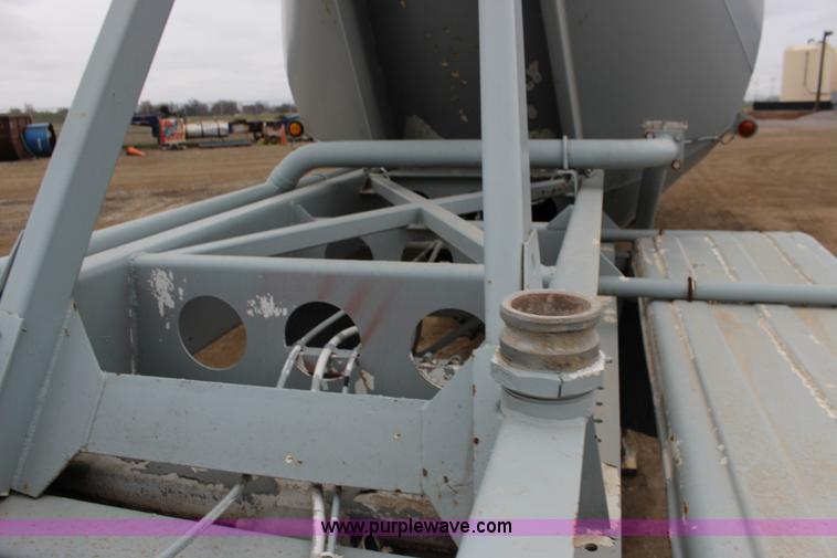 image for item F7584 1982 Fruehauf pneumatic trailer