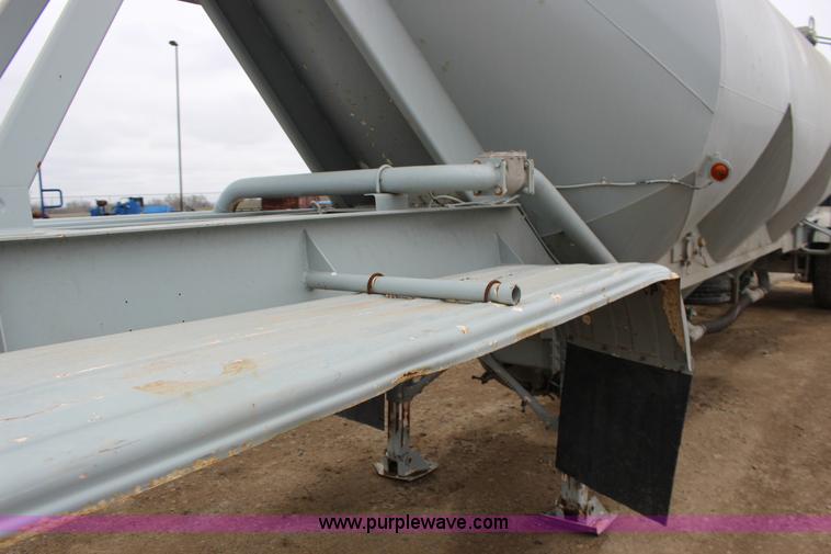 image for item F7584 1982 Fruehauf pneumatic trailer