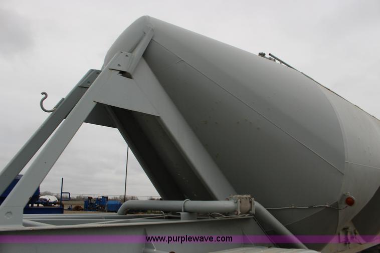 image for item F7584 1982 Fruehauf pneumatic trailer